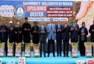 Şahinbey çiftçiye buğday tohumu ve gübre desteğinde bulundu