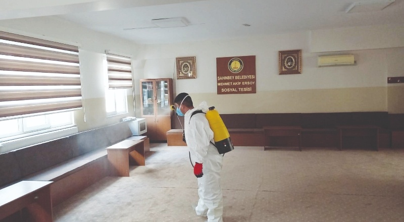 Şahinbey, hastalıkların bulaşmasını engellemek için ilaçlama çalışması yapıyor