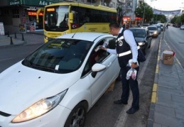 Şahinbey, iftara yetişemeyenlere kumanya dağıttı