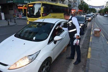 Şahinbey, iftara yetişemeyenlere kumanya dağıttı