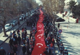 Şahinbey personeli 750 metrelik bayrakla yürüdü