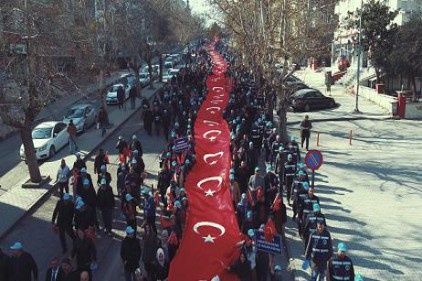 Şahinbey personeli 750 metrelik bayrakla yürüdü