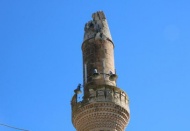 Şahinbey’de bir caminin minaresine yıldırım düştü