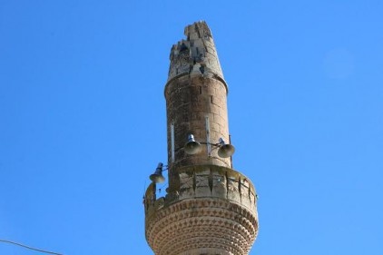 Şahinbey&#8217;de bir caminin minaresine yıldırım düştü