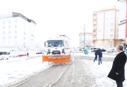 Şahinbey'de karlı yollara anında müdahale edildi