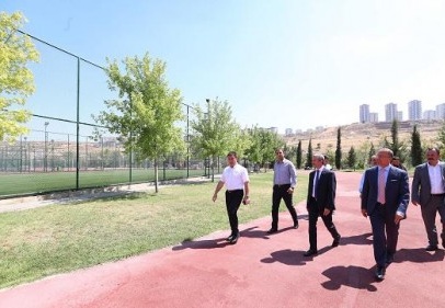 Şahinbey’de yaptırılan tenis sahaları gezildi