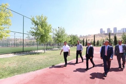 Şahinbey&#8217;de yaptırılan tenis sahaları gezildi