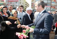 Şahinbeyli kadınlara 40 bin karanfil dağıtıldı