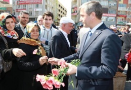 Şahinbeyli kadınlara 40 bin karanfil dağıtıldı