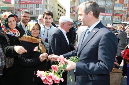 Şahinbeyli kadınlara 40 bin karanfil dağıtıldı