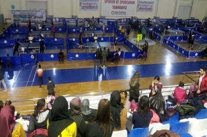 Şahinbeyliler raketlerini kurtuluş kupası için salladı 