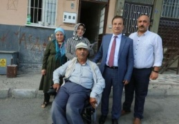 Şahin’den, engelli çifte tekerlekli sandalye yardımı 