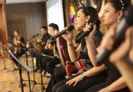 Sahnede öğretmenler vardı