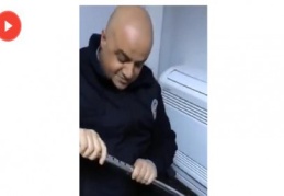 Sakat numarası yapan adamın bastonundan bonzai çıktı