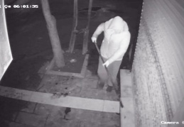 Saldırı öncesinde güvenlik kameralarının boyandığı anlar kamerada