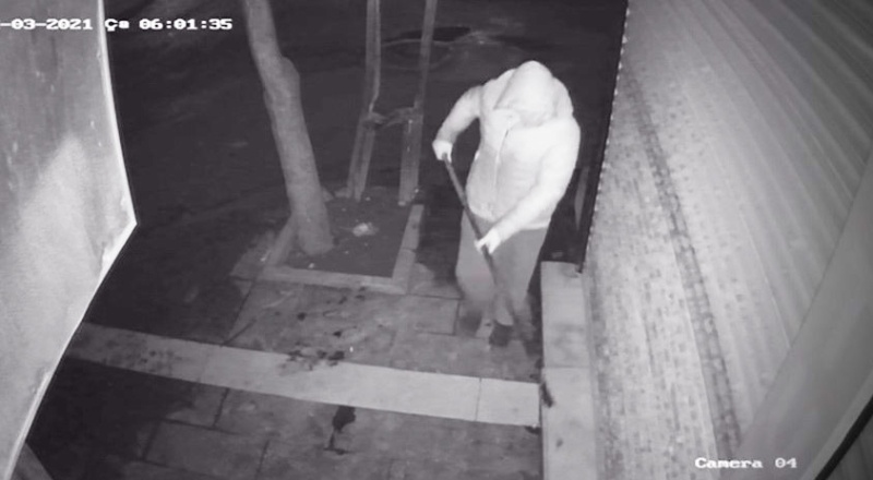 Saldırı öncesinde güvenlik kameralarının boyandığı anlar kamerada
