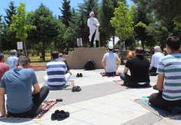 Salgın sonrası ilk cuma namazı meydanlarda kılındı