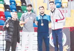 Salih Teksöz, 800 ve 1500 metrede Türkiye şampiyonu oldu