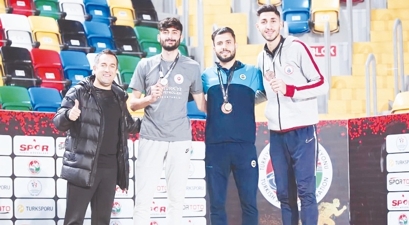 Salih Teksöz, 800 ve 1500 metrede Türkiye şampiyonu oldu