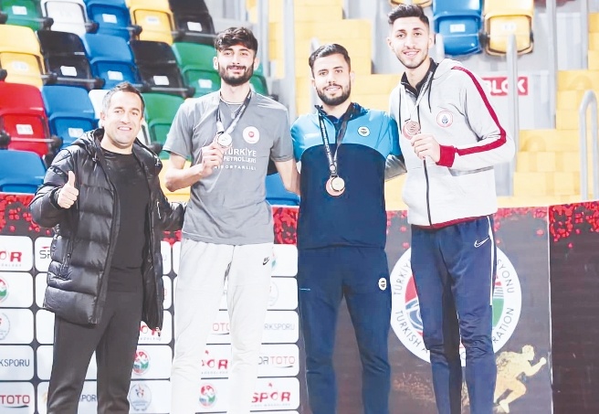 Salih Teksöz, 800 ve 1500 metrede Türkiye şampiyonu oldu