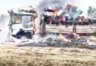 Saman balyası yüklü tır alev aldı