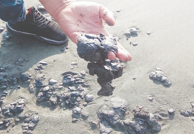 Samandağ sahilinde petrol sızıntısı tehlike yaratmaya devam ediyor