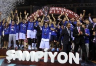 Şampiyon Anadolu Efes kupasını aldı