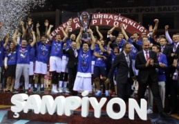 Şampiyon Anadolu Efes kupasını aldı 