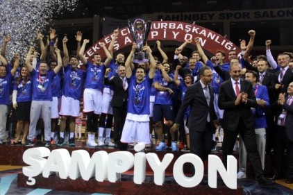 Şampiyon Anadolu Efes kupasını aldı 
