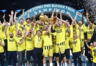 Şampiyon Fenerbahçe Beko kupasını kaldırdı