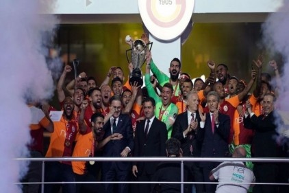 Şampiyon Galatasaray sahaya iniyor