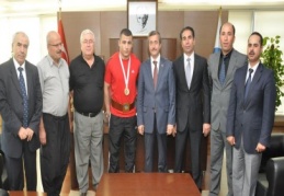 Şampiyon güreşçileri kutladı