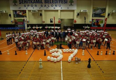 Şampiyon satranç sporcuları kupalarını kaldırdı 