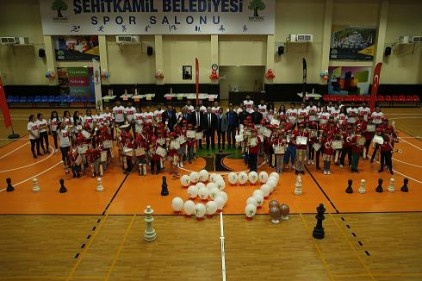 Şampiyon satranç sporcuları kupalarını kaldırdı 