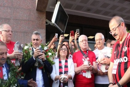 Şampiyon takım, coşkuyla karşılandı 