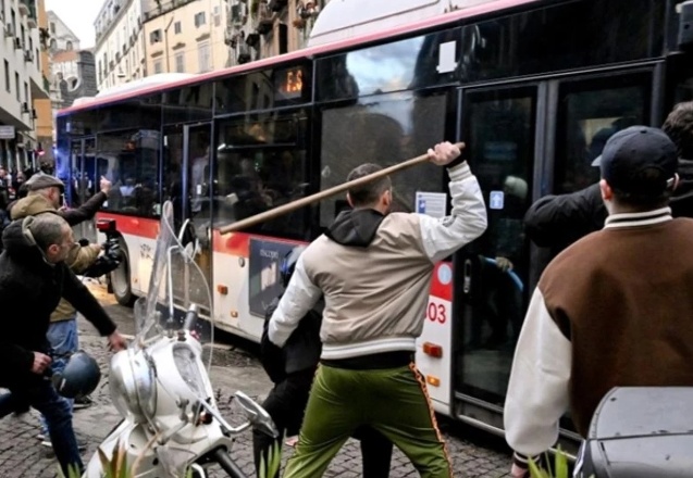 Şampiyonlar Ligi karşılaşması öncesi Napoli sokakları savaş alanına döndü