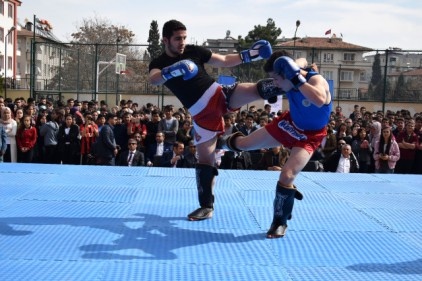Şampiyonlar öğrencilerle buluştu 
