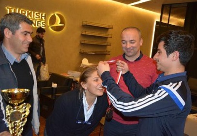 Şampiyonlardan Nilgün Selvi’ye madalya jesti 