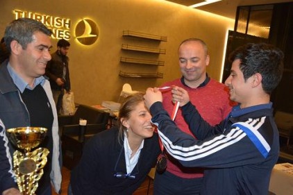 Şampiyonlardan Nilgün Selvi&#8217;ye madalya jesti 