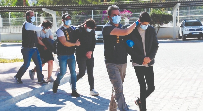 Sanal jigolo sitesiyle 1 milyon TL dolandırdılar