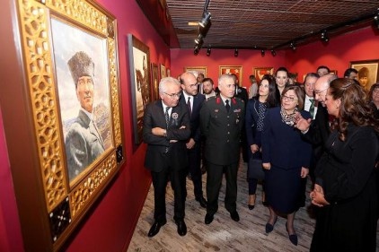 Sanatseverlerin arşivinden Ata'ya saygı sergisi