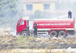 Sanayi bölgesi yakınında çıkan yangın korkuttu