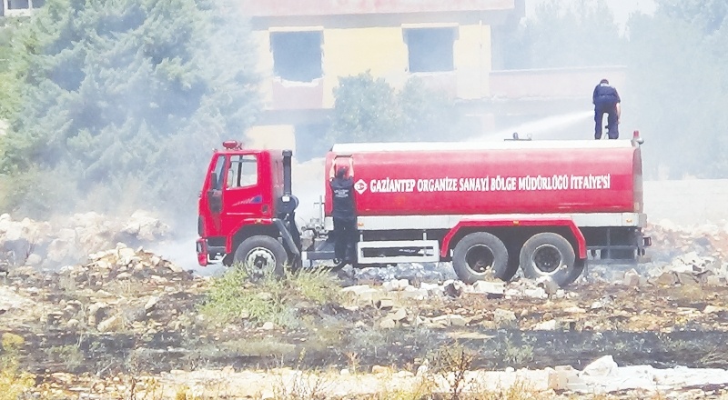Sanayi bölgesi yakınında çıkan yangın korkuttu