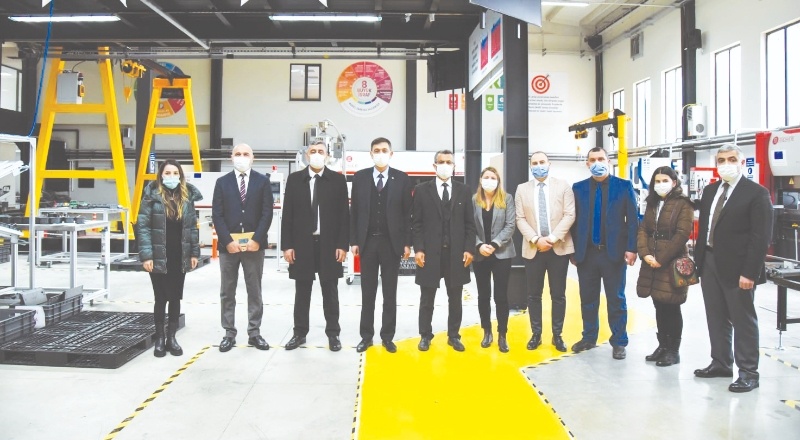 “Sanayimizin ara eleman ihtiyacına cevap vermek zorundayız”