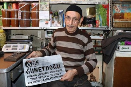 Sandık ve çuvallar için şablon hazırlıyor