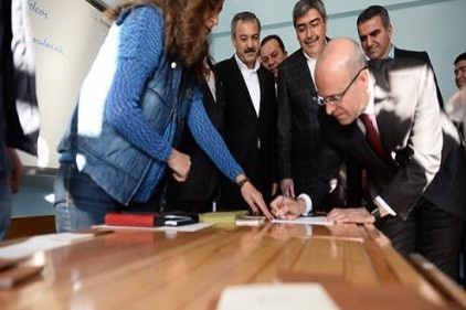Sandıktaki ilk oy Başbakan Yardımcısı Şimşek&#039;ten