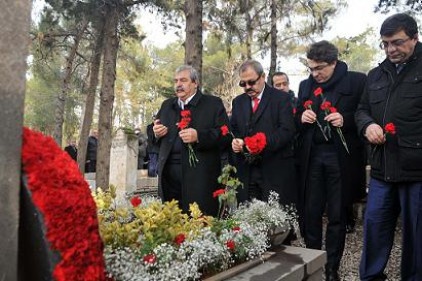 Sani Konukoğlu, mezarı başında anıldı