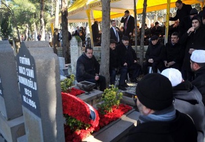 Sani Konukoğlu mezarı başında anıldı