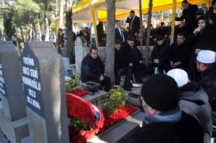 Sani Konukoğlu mezarı başında anıldı