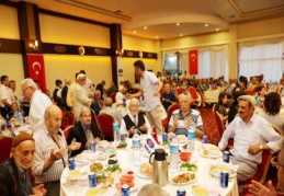 Sanko, iftarda muhtarlar ve huzurevi sakinleri ile buluştu